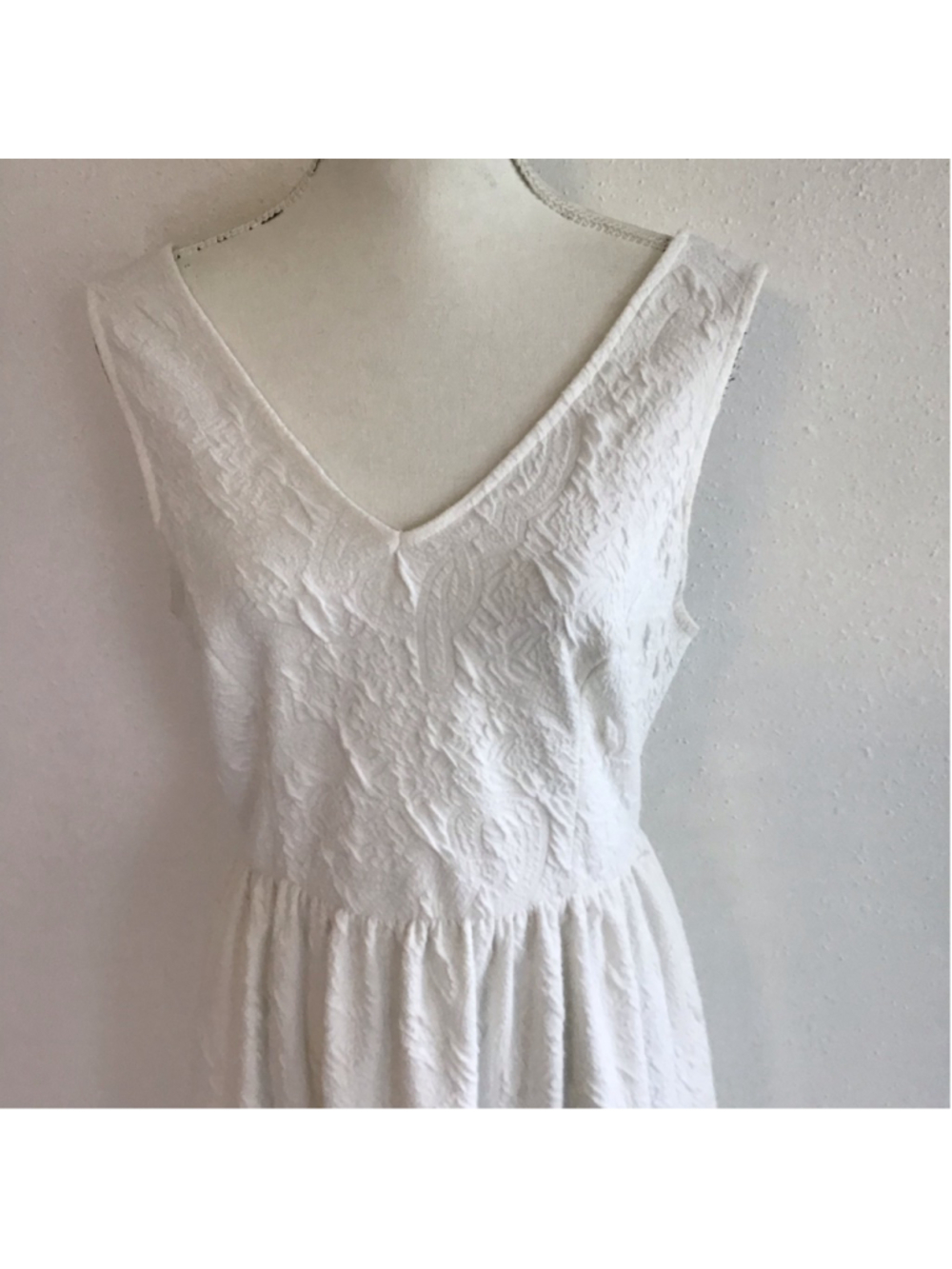 Everly Women Elegant Summer Fun White Textured V-Neck Mini Dress Size L - Picture 5 of 11